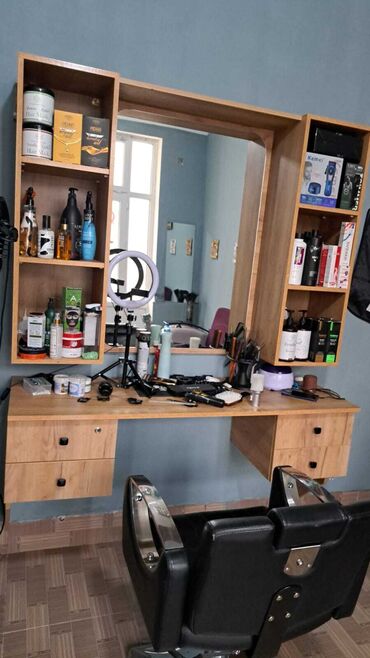 Salon masaları: Saş kəsimi üçün masa, Güzgülü