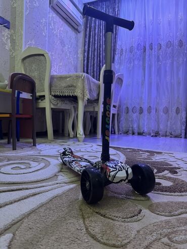 Kvadrosikllar: Uşaq skuterı – 3 təkərli, yüngül və sabit model. Xüsusiyyətlər: - Ön