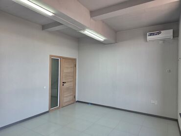 Офисы: Сдаю Офис, 21 м², В бизнес центре, С видом на горы, 1 линия, С оборудованием — 7