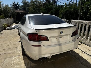 бампер опель вектра б: Ağ rəngdə BMW 5 seriyalı sedan modeli. Bu avtomobil 4 qapılı dizaynı