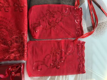 Xonça: Qırmızı rəngdə, pulcuqlar və naxışlarla bəzədilmiş bəzək dəsti. Dəstə -da lalafo.az — 8 Xonça: Qırmızı rəngdə, pulcuqlar və naxışlarla bəzədilmiş bəzək dəsti. Dəstə — 8