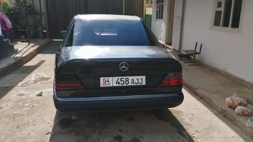 c class: Mercedes-Benz E‑Class (W124) седан, темно-зелёный/чёрный цвет. Кузов