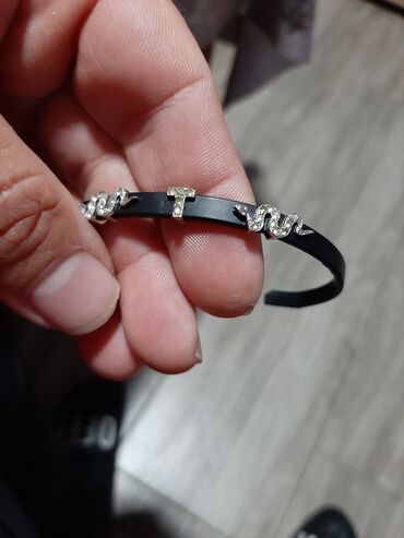 Narukvice: Srebrna narukvica 925 finoce sa gumenom podloskom ima dva slova i — 6