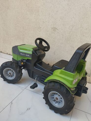 uşaq üçün traktor: Uşaq üçün pedal ilə idarə olunan traktor – Deutz-Fahr dizaynlı -