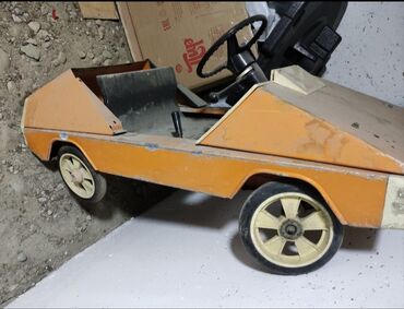 детская педальная машинка: Продаю на запчасти или пол восстановление педальную машинку