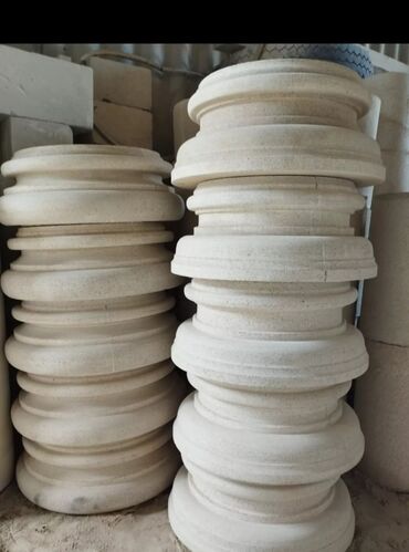 Bitkilər üçün dibçəklər: Ağ rəngli, daşdan hazırlanmış dekorativ güldan, bağlar, parklar və ya — 14