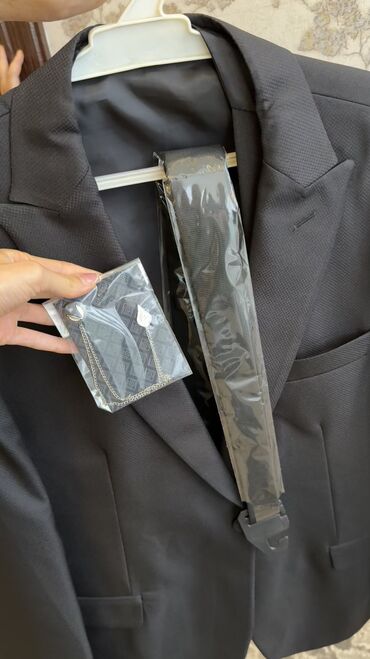 Kostyumlar: Təzə kostyum. Heç vaxt geyinilməyib. Etiketi üstündə. Ölçü uyğun — 7
