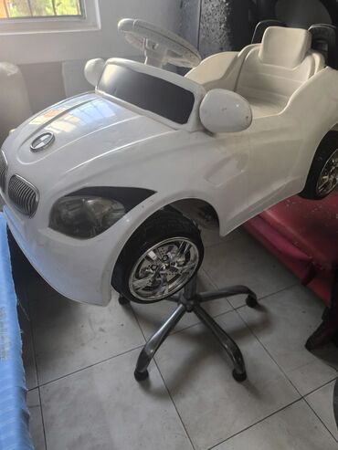 Uşaqlar saçını kesmek üçün salon kreslosu