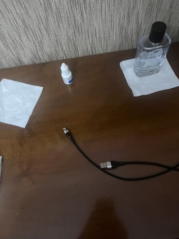 ıphon: Lightning–USB şarj/data kabeli - Uclar: bir tərəfi USB-A, digər