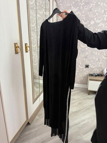 Dəstlər, kostyumlar: Brend: SABRA Ölçü: 40-46-48 Məhsul təsviri: - 2 parçadan ibarət dəst — 8