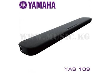 установка музыки: Саундбар Yamaha YAS 109 Black Минимализм, за которым стоят