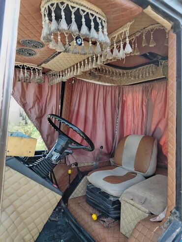 Traktorlar: Belarus traktor – mavi/qara gövdə, ön və arxa iri aqrar təkərlər — 8