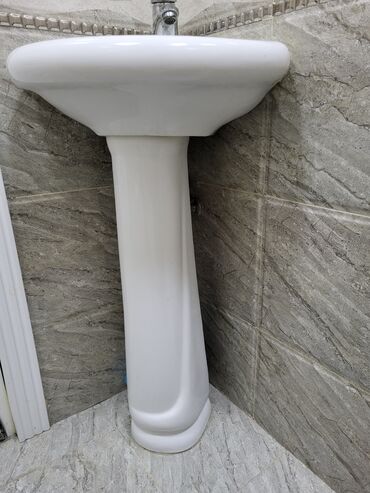 Döşəmə: Künc üçün ayaqlı kiçik lavaboda (pedestal tip) dəst - Material