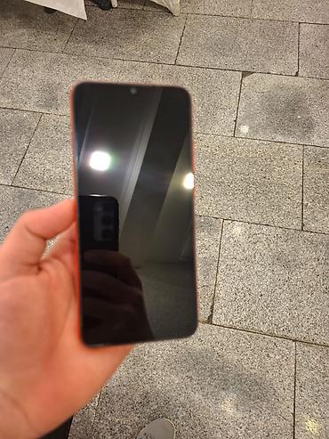 nokia asha 305: Redmi smartfon – narıncı rəngli korpus, arxa paneldə teksturalı səth — 2