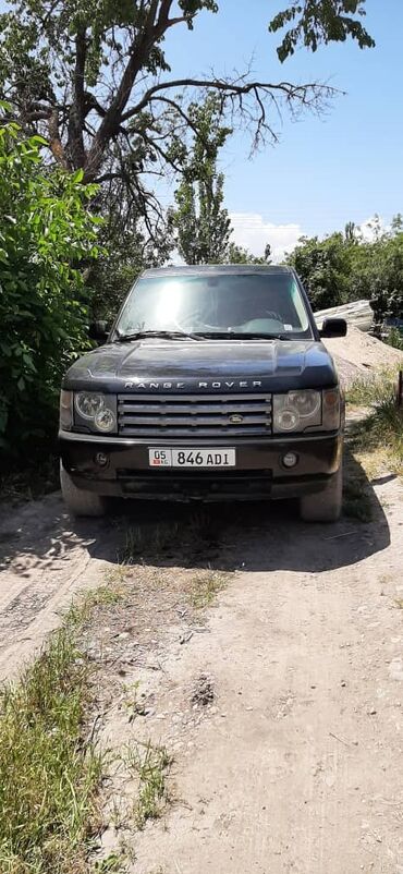 ренжд ровер: Автомобиль Range Rover в черном цвете. Этот внедорожник сочетает в