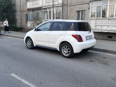 срочно в связи с переездом: Toyota ist: 2003 г., 1.3 л, Автомат, Бензин, Седан