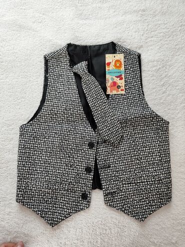 спасательный жилеты: Продается новая жилетка с галстуком для мальчика на возраст 6-7 лет