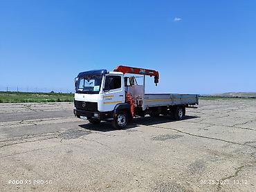 мерс кран: Грузовой автомобиль с краном-манипулятором, оснащенный белой кабиной — 7