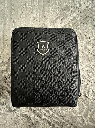 Барсетки: Барсетка, Louis Vuitton, Разделенные отделения, Множество карманов, Застежка на молнии, Б/у — 1