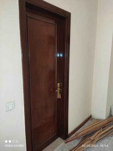 plıntus: Taxta qapılar normal vəziyyətdə umumilikde 13 ededdi 2 si şüşəli