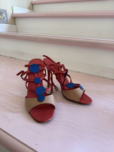 отдам даром туфли: Женские открытые туфли на каблучке, отдам даром вместе с любой обувью