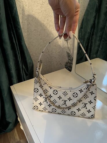 Çantalar: Çoxu yenidir digərləri də az istifadə olunub. Hər biri 5 azn. Çox — 6