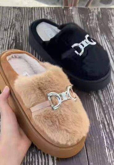 Papuče: Papuce 
36-41
2200 din
sdo — 4