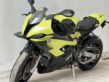 новые мотоциклы: Спортивный мотоцикл BMW М1000RR в ярко-желтом цвете с черными