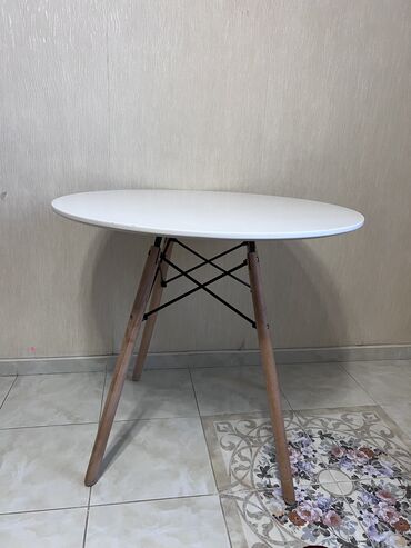 Столы: Продается круглый стол 90 на 90 см
