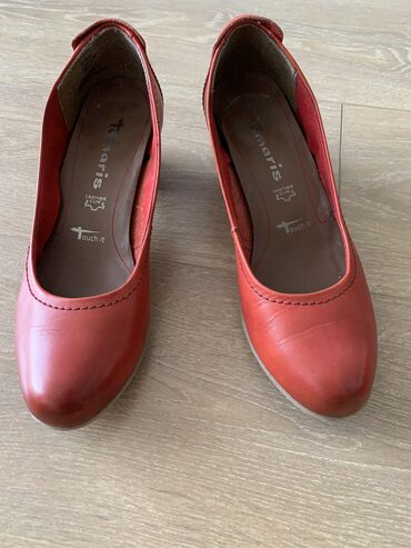 женские красные туфли: Туфли натуральная кожа, фирма Тамарис (Германия), б/у, но в отличном