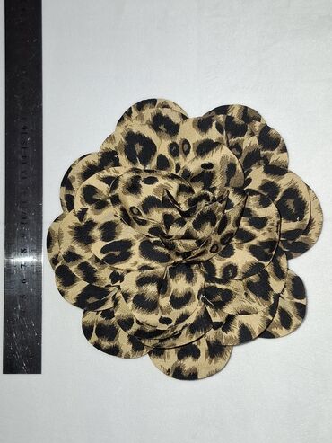 Broşlar: Leopard naxışlı, əl işi olan gül broşları. Paltolara, şərflərə və ya -da lalafo.az — 16 Broşlar: Leopard naxışlı, əl işi olan gül broşları. Paltolara, şərflərə və ya — 16