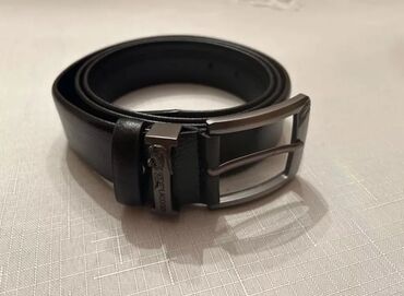 Dəstlər, kostyumlar: Dəri kəmərlər satılır.Başqa çeşidlərdə var. Tommy Hilfiger firması