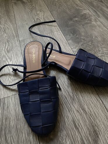 лион обувь: Мюлли 
Сандали 
37 размер 
Италия