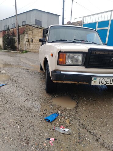 VAZ (LADA): VAZ 2107, ağ rəng, sedan gövdə. Texniki xüsusiyyətlər və təchizat: - — 7