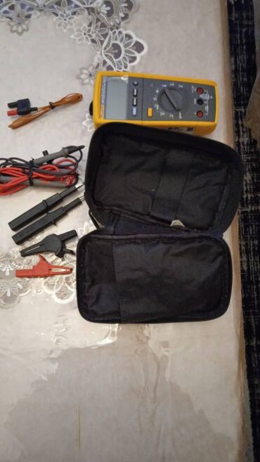 кабель из углеродного волокна: Fluke 233 multimeter