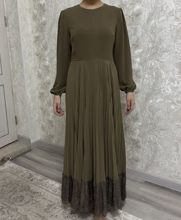 льняное платье с кружевом: Платье макси в благородном хаки. - Силуэт: приталенный верх и