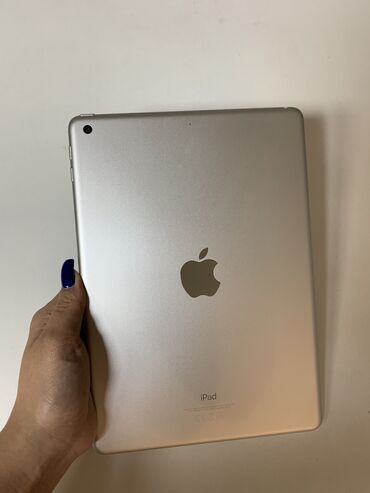 ipad 10 gen: Планшет, Apple, память 32 ГБ, 9" - 10", Wi-Fi, Б/у, Классический цвет - Серебристый