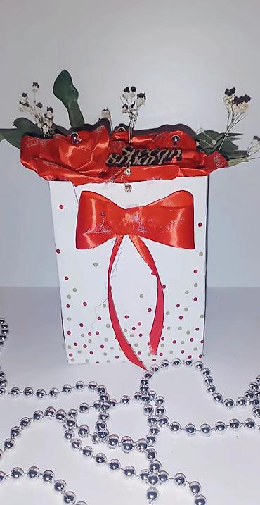 Praznična dekoracija: Dekorativna rođendanska kutija – aranžman - Poklon-kesa/kutija u — 9