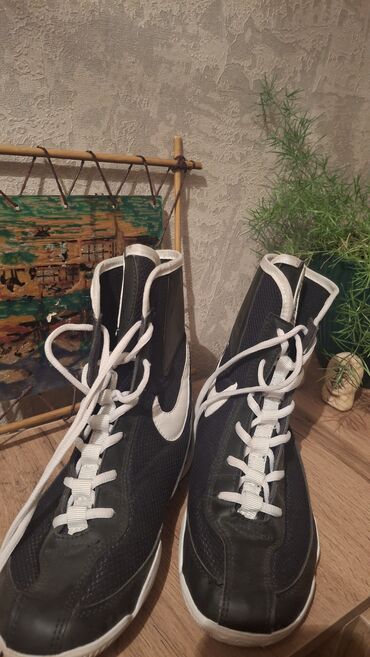 шорты для тренировок: Высокие кроссовки Nike - Модель: высокие боксеркские/тренировочные