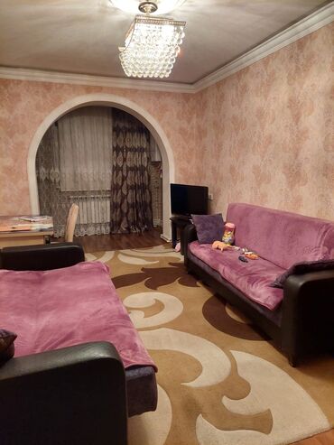 Köhnə tikili: Ev yerlesir 3 cu mkr Turk liseyinin yani 2otaqli 5in 5i Lelinqrad — 1