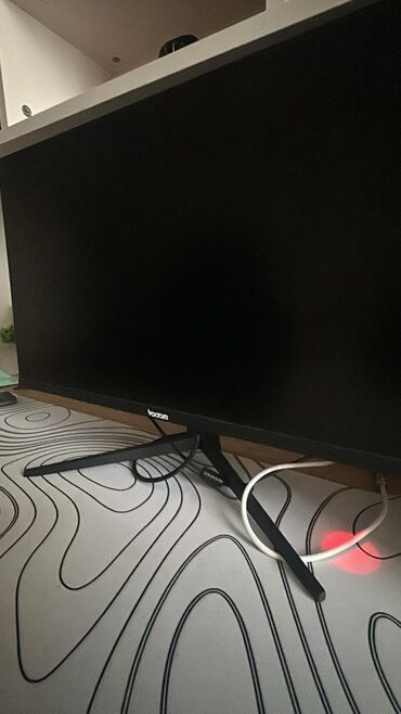 Monitorlar: Voltam markalı, qara rəngli monitor. Masaüstü kompüterlər və ya oyun