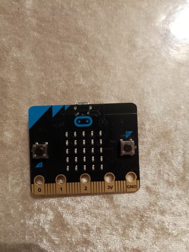 Masaüstü kompüterlər və iş stansiyaları: BBC micro:bit V1.5 tədris mikrokontroller lövhəsi Xüsusiyyətlər: - Ön