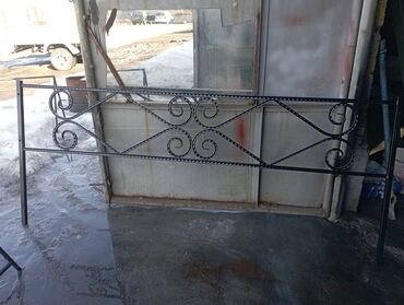 Откатные ворота: Элегантные кованые ворота черного цвета с изящными золотистыми — 18