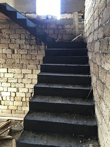 pol yonan usta: Betondan pillekenler. Baslanqic ve son pillelere lazerle kod verib — 9