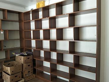 stend vitrin: Mağaza/ofis üçün divar rəfi sistemi - Material: ağac teksturalı — 2