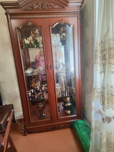 Rəf vitrinləri: Klassik üslubda vitrin şkaf - Material: Taxta karkas, ön hissə və