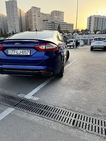 Транспорт: Ford Fusion sedan – mavi rəng, 4 qapı, ön və arxa park yerlərində — 5