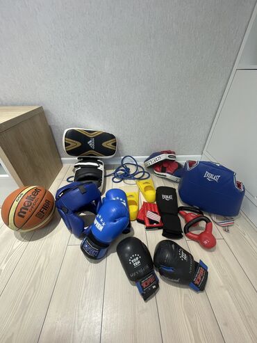 Спортивная форма: Продаю боксерские перчатки, протектор, лапы,шлем, резина, гиря и новые