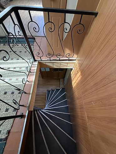 Продажа коттеджей и домов: Продается добротный двухэтажный дом Район Красный строитель, ул — 10