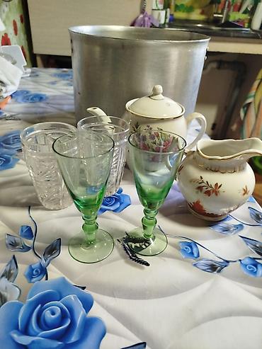 хруст: Сливочник 200 с,2 хруст стакана 200 с, 2 рюмки на ножке 50 с, чайник — 2
